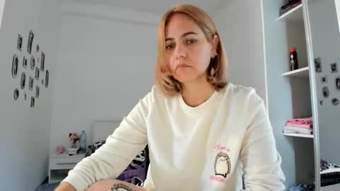 Snapshot of cutehana chatting on November 2, 5:21 am MADY online show from November 2, 5:21 am