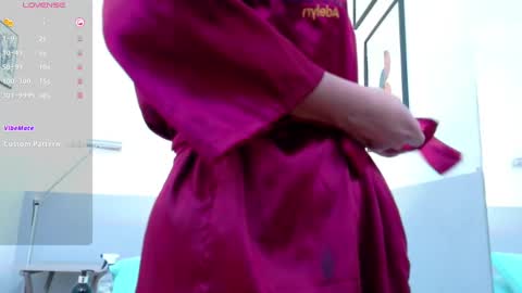 cutepetitee online show from September 25, 8:45 pm