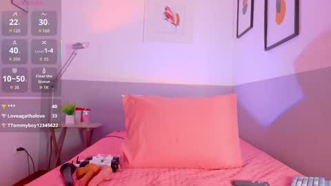 cutepetitee online show from October 8, 8:17 pm