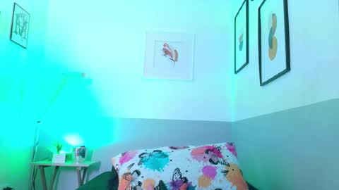 cutepetitee online show from November 18, 8:35 pm