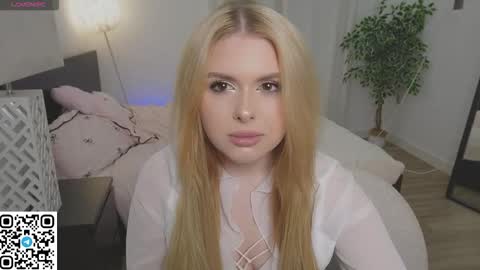 Snapshot of cutie_nomy18 chatting on November 3, 7:37 pm cutie_nomy18 online show from November 3, 7:37 pm