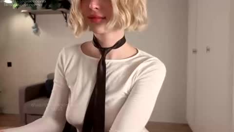 Snapshot of cutieeeeva chatting on November 5, 4:29 pm E online show from November 5, 4:29 pm