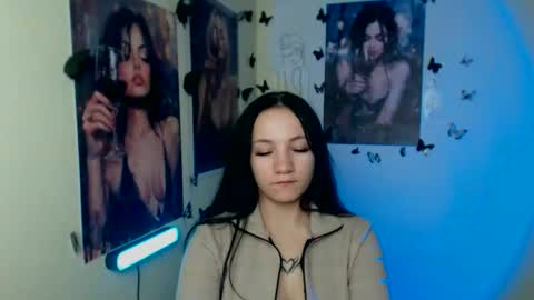 Snapshot of cutielady_ chatting on November 11, 1:22 pm Emma online show from November 11, 1:22 pm