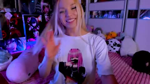 Snapshot of cuttie_ponyy chatting on December 6, 12:45 am Nora online show from December 6, 12:45 am