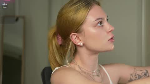 Snapshot of cyberheart_ chatting on November 26, 7:04 pm EMILY online show from November 26, 7:04 pm