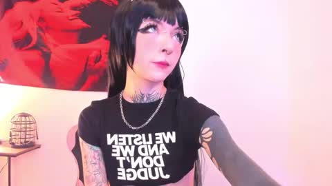 Snapshot of cyberia____________________ chatting on November 12, 2:01 am cel I am independent Help me reach 200 thumbs up uwu online show from November 12, 2:01 am