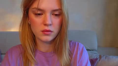 Im Emi streaming with my friend Reyna today online show from March 18, 2:53 pm