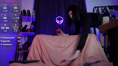 Snapshot of cyberxgoddess_ chatting on December 5, 7:16 am Lily Goddess online show from December 5, 7:16 am