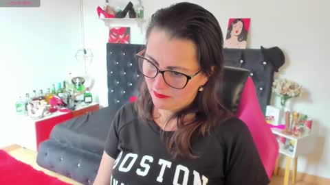 Snapshot of d_martii chatting on February 21, 7:43 pm Mia online show from February 21, 7:43 pm