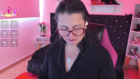 Snapshot of d_martii chatting on October 3, 1:30 pm Mia online show from October 3, 1:30 pm