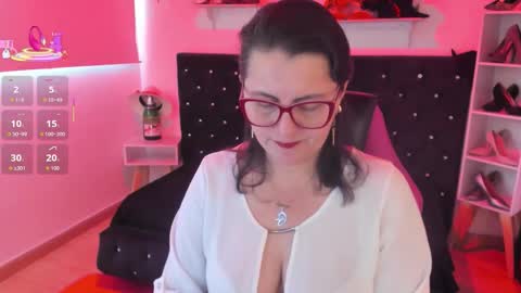 Snapshot of d_martii chatting on October 4, 11:41 am Mia online show from October 4, 11:41 am