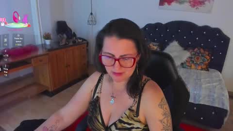 Snapshot of d_martii chatting on October 14, 3:02 pm Mia online show from October 14, 3:02 pm