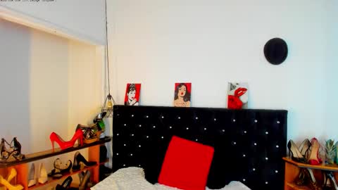 Snapshot of d_martii chatting on October 24, 12:45 pm Mia online show from October 24, 12:45 pm