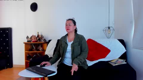 Snapshot of d_martii chatting on October 25, 1:07 pm Mia online show from October 25, 1:07 pm