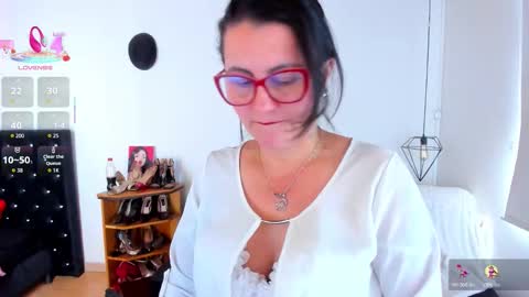Snapshot of d_martii chatting on October 31, 1:23 pm Mia online show from October 31, 1:23 pm