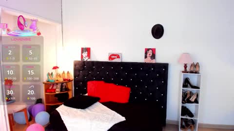 Snapshot of d_martii chatting on November 11, 1:00 pm Mia online show from November 11, 1:00 pm