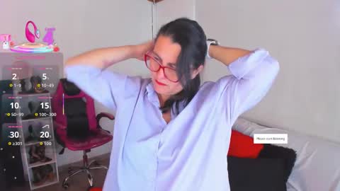 Snapshot of d_martii chatting on November 17, 12:55 pm Mia online show from November 17, 12:55 pm