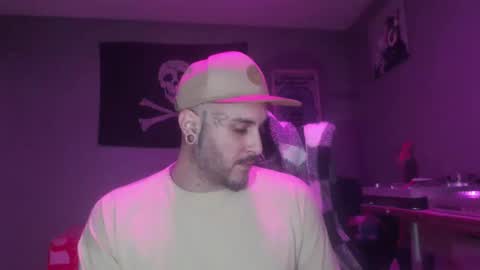 Snapshot of dabirdfree chatting on February 20, 12:41 am Destroyer online show from February 20, 12:41 am