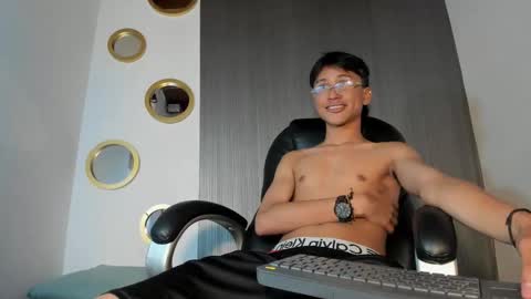 Snapshot of daddy_darcks chatting on October 13, 7:58 pm daddy_darcks online show from October 13, 7:58 pm