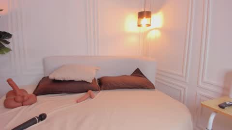 dafne_hillss online show from December 20, 12:23 pm