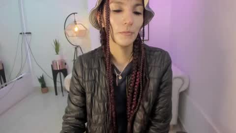 dafne huges online show from December 15, 12:06 pm