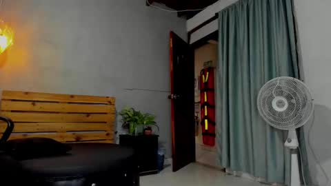 Snapshot of daiisy_kiss chatting on October 7, 2:31 am daiisy_kiss online show from October 7, 2:31 am