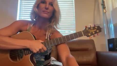 Snapshot of daisy9kat chatting on October 22, 3:01 pm Daisy137 online show from October 22, 3:01 pm