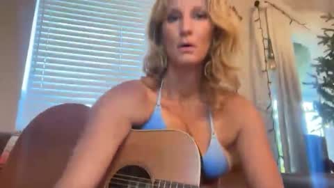 Snapshot of daisy9kat chatting on December 5, 3:20 pm Daisy137 online show from December 5, 3:20 pm