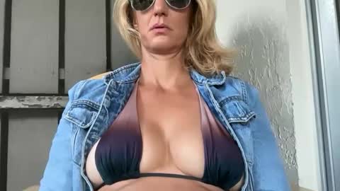 Daisy137 online show from February 11, 2:00 pm