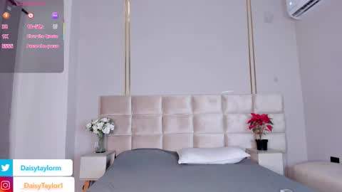 Snapshot of daisytaylor_ chatting on November 29, 12:41 pm Daisy online show from November 29, 12:41 pm