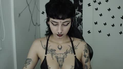 Snapshot of dakota_krall_ chatting on February 16, 1:36 am dakota online show from February 16, 1:36 am