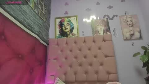 Snapshot of dakotaks chatting on October 3, 7:49 am Mariana online show from October 3, 7:49 am