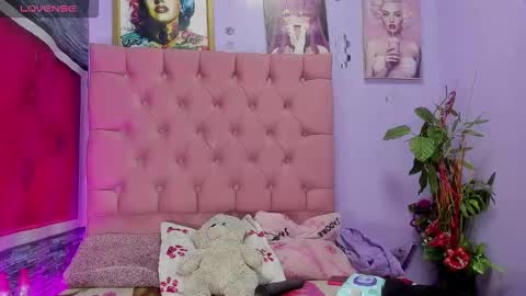 Snapshot of dakotaks chatting on October 5, 4:22 am Mariana online show from October 5, 4:22 am