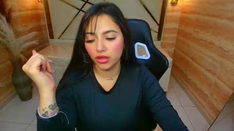 Snapshot of dakotha_v chatting on November 28, 3:20 am Dakotha online show from November 28, 3:20 am