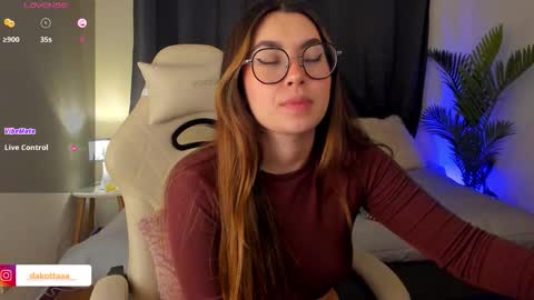 Snapshot of dakottaa__ chatting on November 7, 11:49 pm dakottaa__ online show from November 7, 11:49 pm