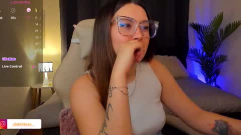 dakottaa__ online show from December 17, 12:38 am