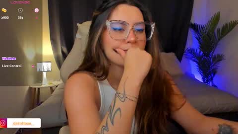 dakottaa__ online show from January 14, 11:42 pm