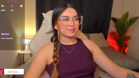 dakottaa__ online show from February 17, 11:44 pm