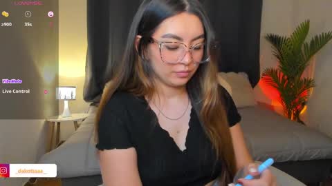 dakottaa__ online show from April 13, 11:43 pm