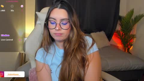 dakottaa__ online show from April 21, 12:12 am