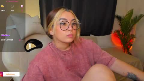 dakottaa__ online show from June 3, 12:13 am