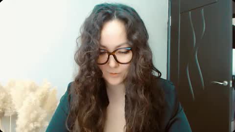 Snapshot of dalidayes chatting on September 14, 5:28 am Dali online show from September 14, 5:28 am