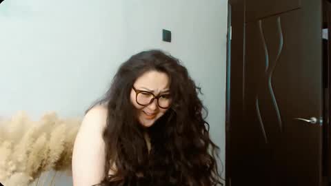 Snapshot of dalidayes chatting on October 3, 5:04 am Dali online show from October 3, 5:04 am