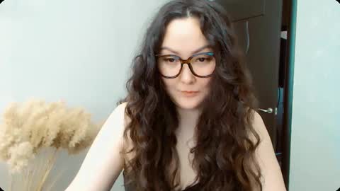 Snapshot of dalidayes chatting on October 12, 5:06 am Dali online show from October 12, 5:06 am