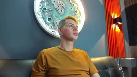 Snapshot of damian__oliver chatting on December 9, 3:29 am Damian Oliver online show from December 9, 3:29 am