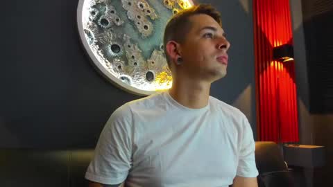 Snapshot of damian__oliver chatting on December 12, 9:08 am Damian Oliver online show from December 12, 9:08 am