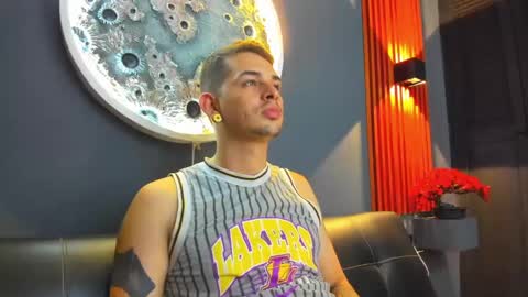 Snapshot of damian__oliver chatting on December 17, 10:12 am Damian Oliver online show from December 17, 10:12 am