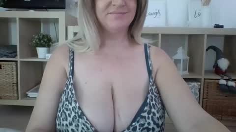 DanaHotMILF online show from February 26, 12:03 pm