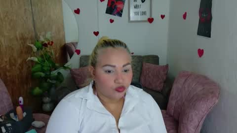Snapshot of danalaleska chatting on February 3, 6:22 am danalaleska online show from February 3, 6:22 am