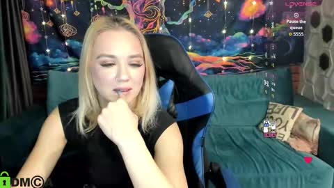 dances_queen online show from January 12, 7:35 am